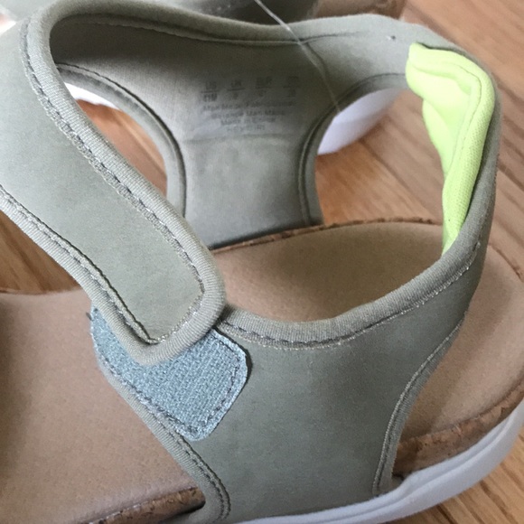 Dr. Scholls women wedge ankle strap Sandals. - Picture 7 of 11